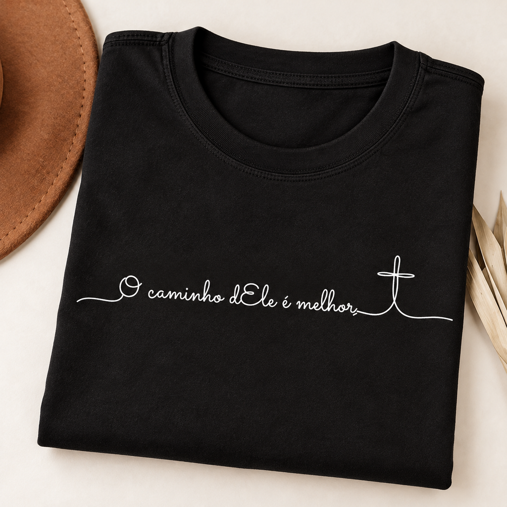Camiseta oversized preta dobrada com estampa branca O caminho dEle é melhor