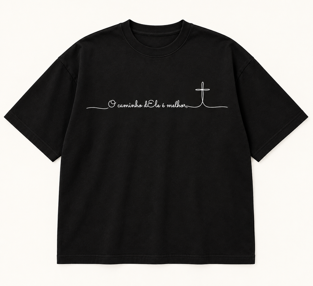 Camiseta oversized preta vista de frente com estampa branca O caminho dEle é melhor