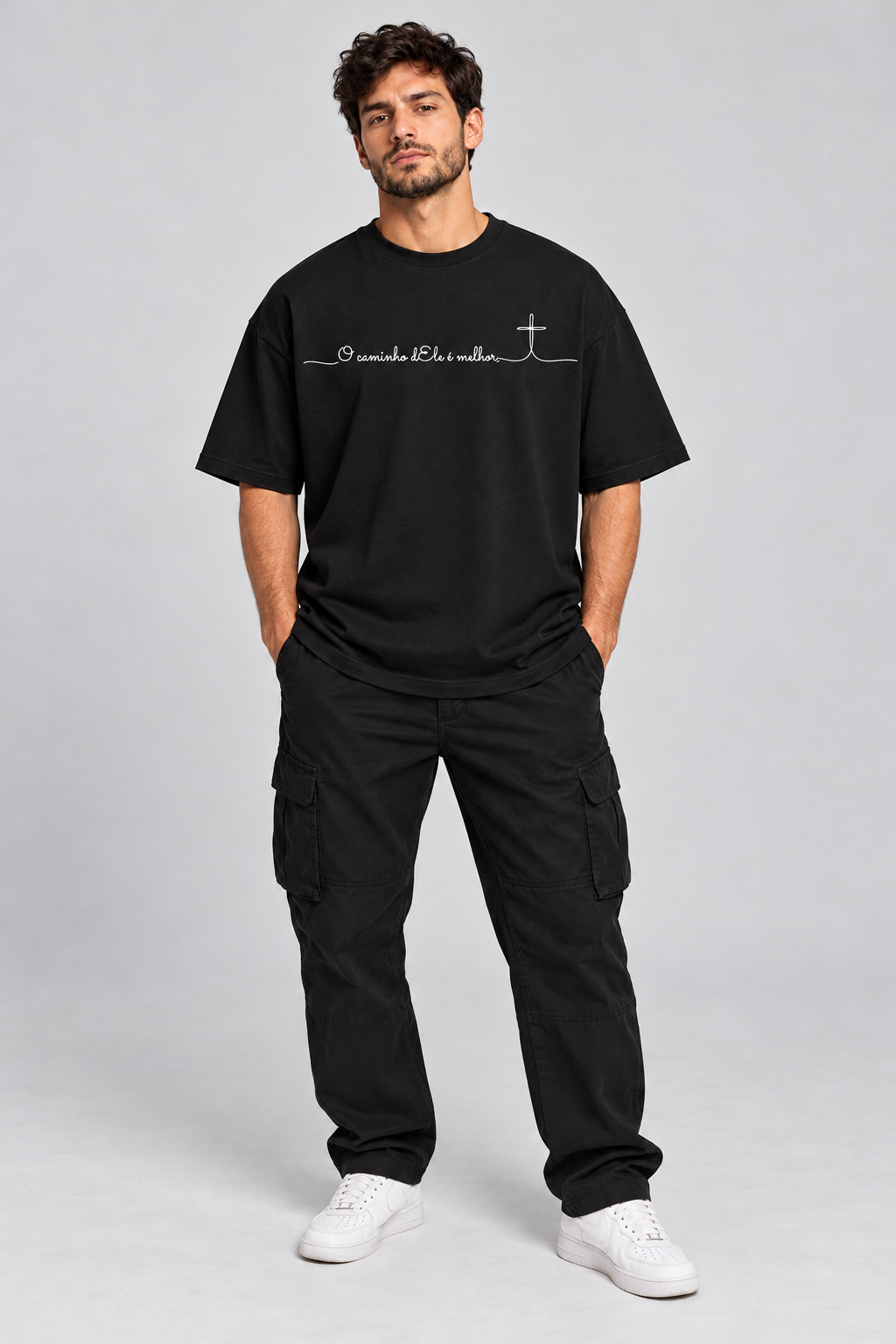 Modelo usando camiseta oversized preta com estampa branca O caminho dEle é melhor